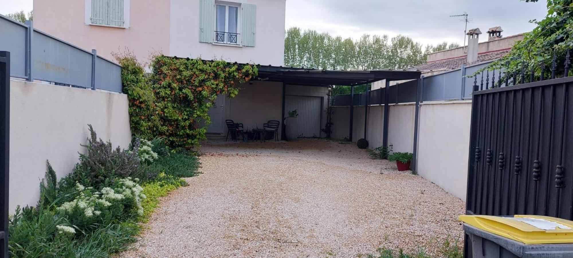 Maison Entiere Redessan Exterior photo